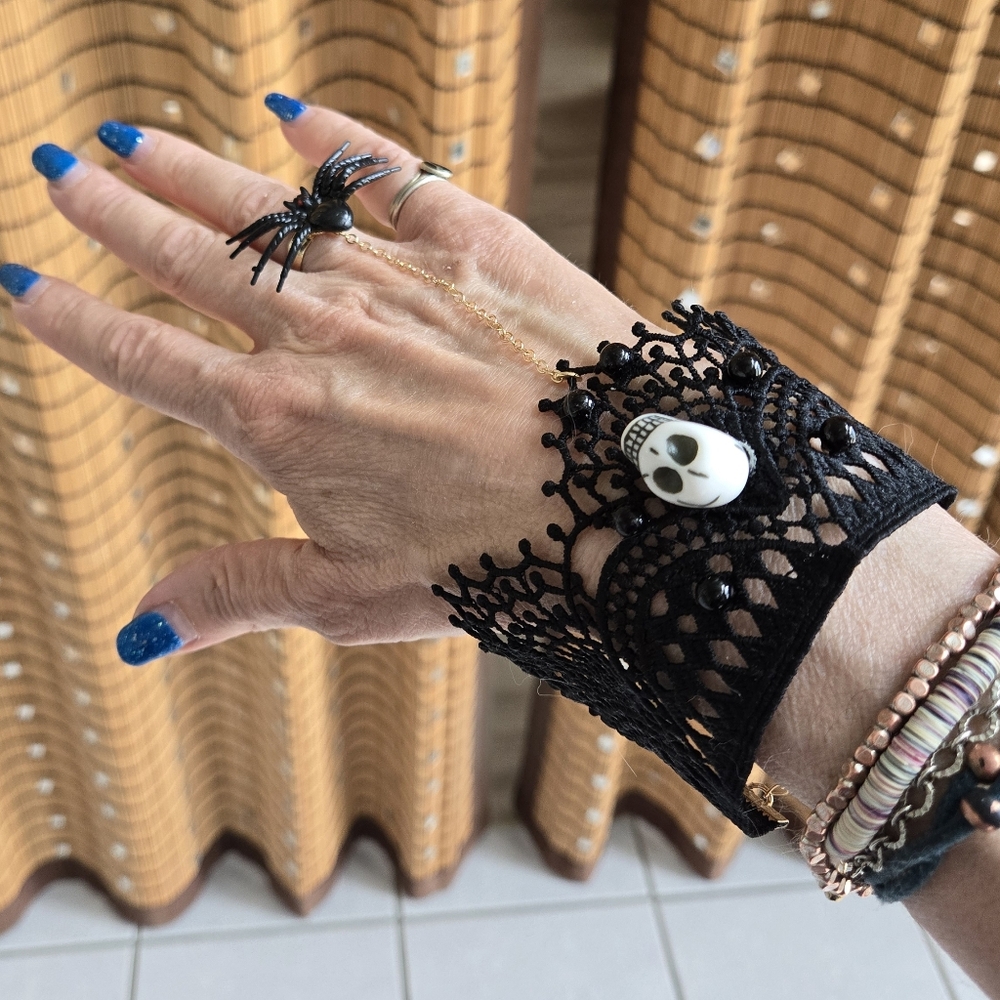 🏈 Black Lace Gothic Bracelet with Skull Cameo And Spider ring